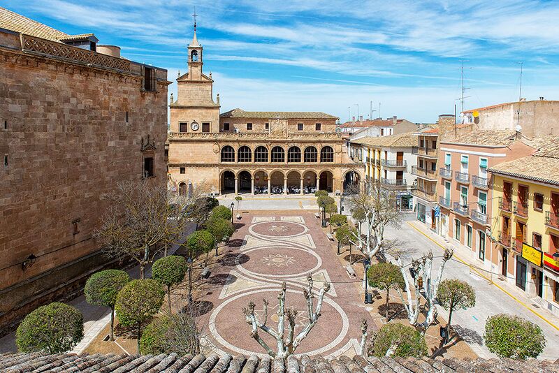 Archivo:Plaza Mayor San Clemente.jpg